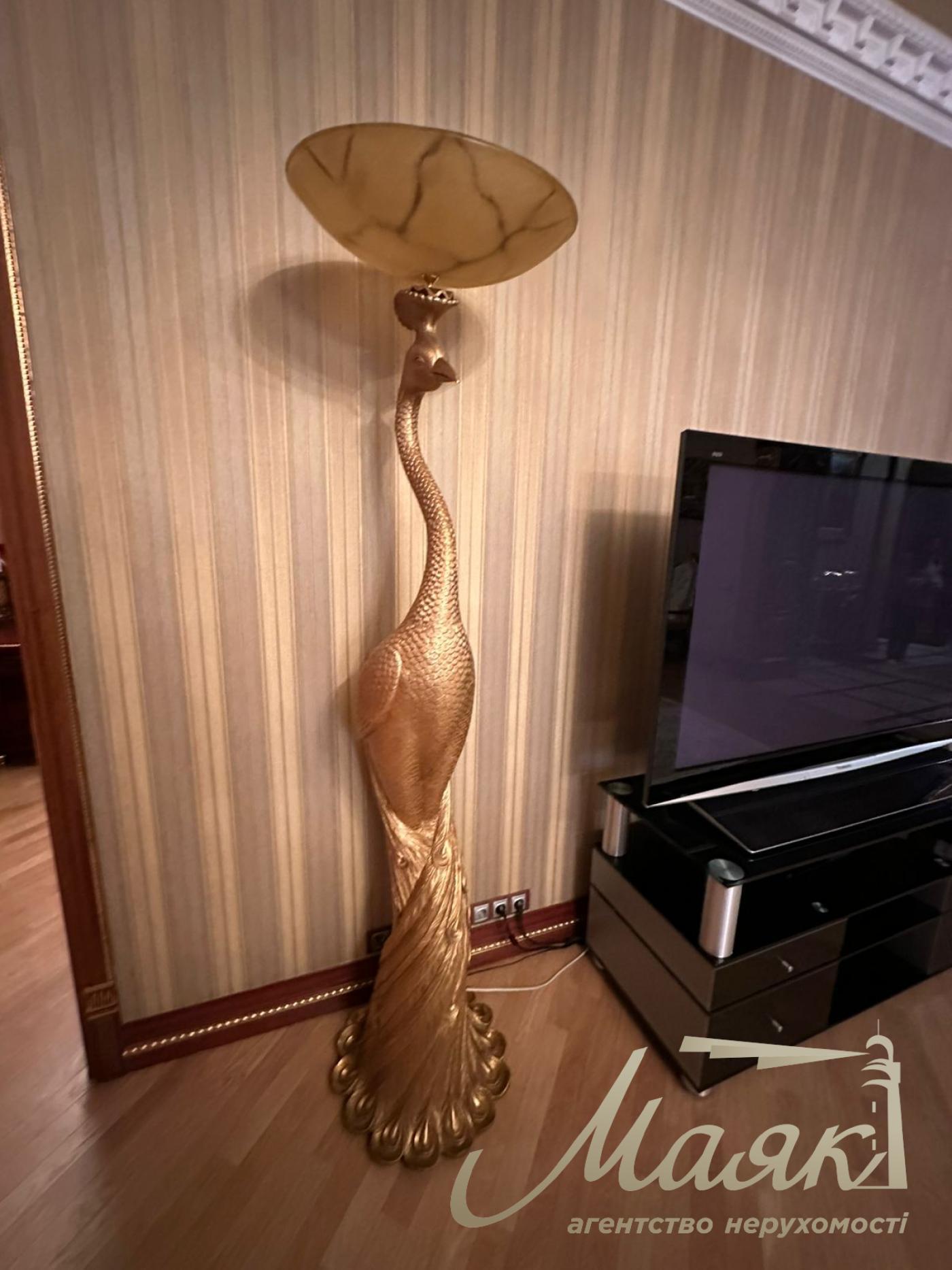 We offer for sale a luxurious house in Petropavlovska Borschagovka, Kiev, just 3 minutes from the city.