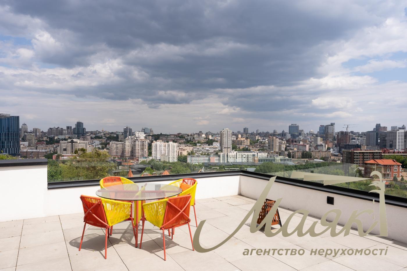 Продаж будинку на Батиєвій горі з розкішним краєвидом, Київ, Центр.