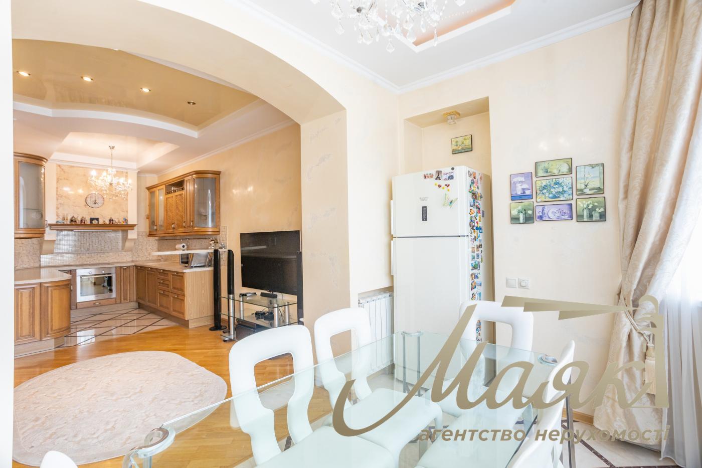 For sale 3 bedroom apartment Obolon, apartment for sale near the subway