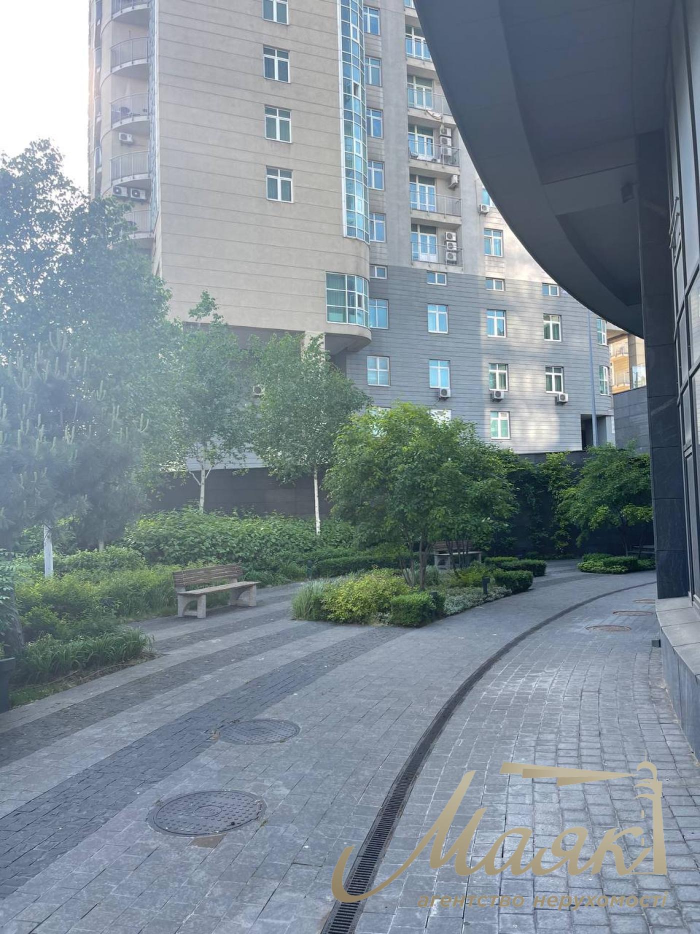 Продажа коммерческого помещения 83м2 в ЖК Busov Hill