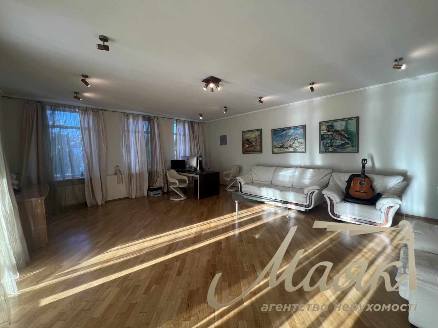 Rent of a 3-storey house 460m2, Goloseevsky district, Myshelovka.