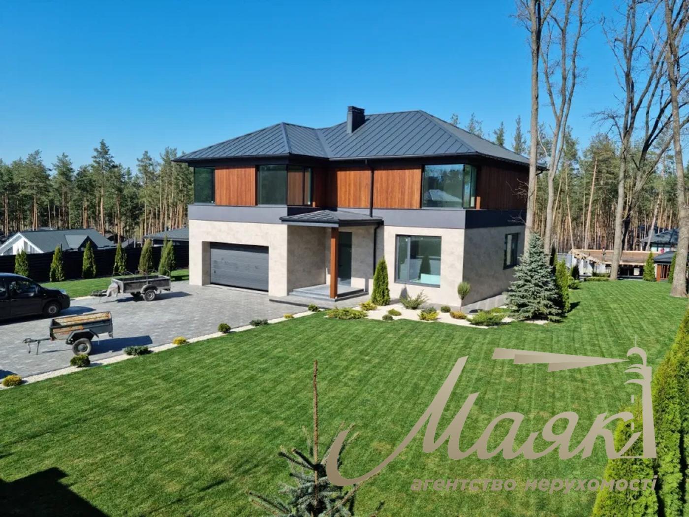 We offer for sale a modern and well-built house in the village. Khodosovka, just 10 minutes drive from Kiev