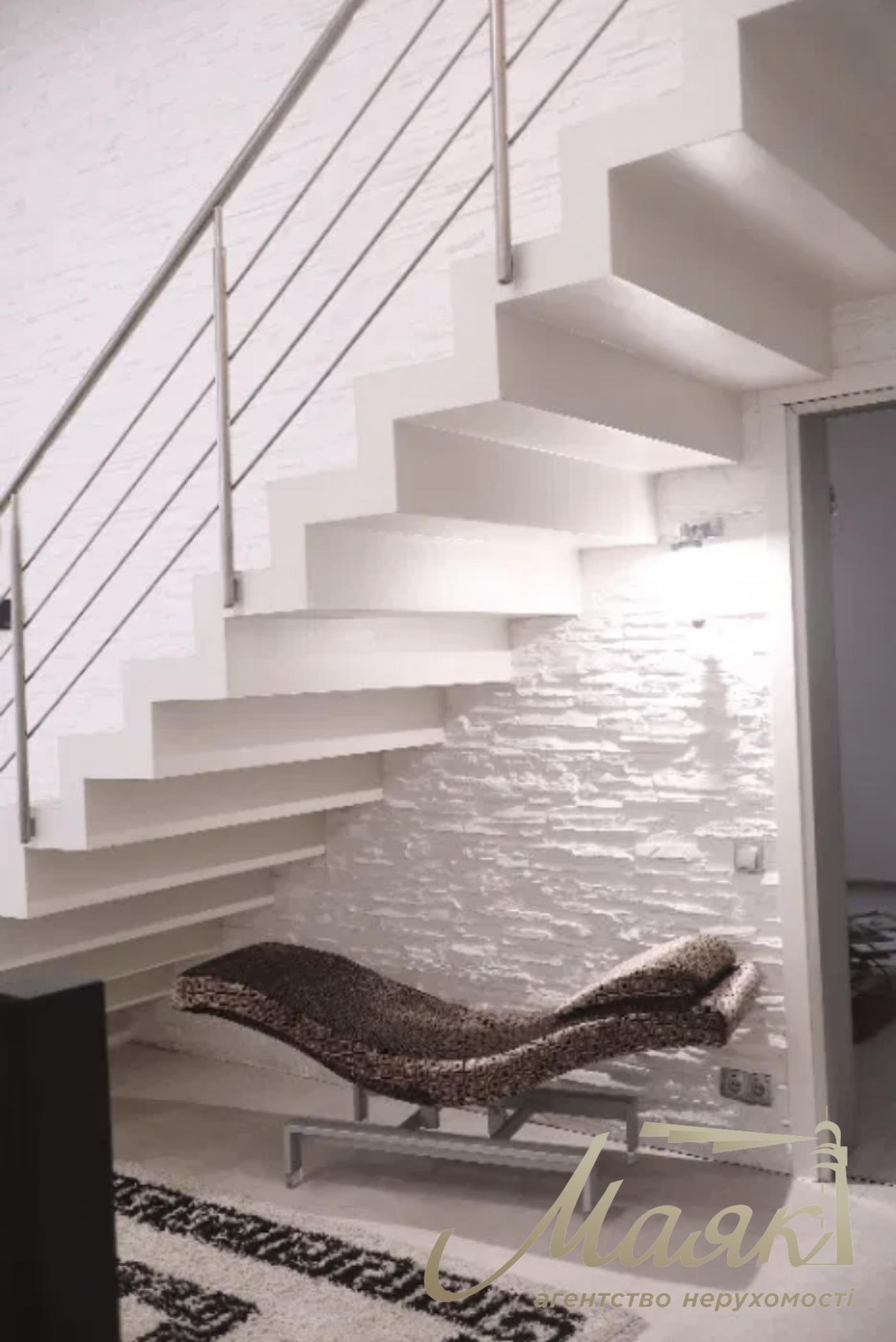 Продаж 2-х поверхового будинку 250 м², Хотів