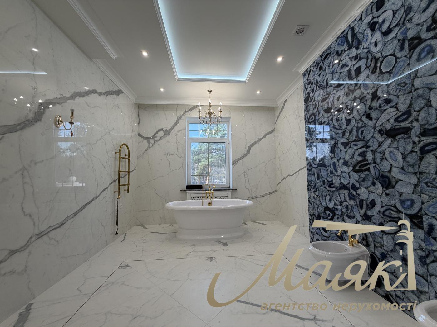 Продажа дома 418.6м2 с выходом до воды, участок 50 соток в КГ "Dream Village", с. Лебедевка