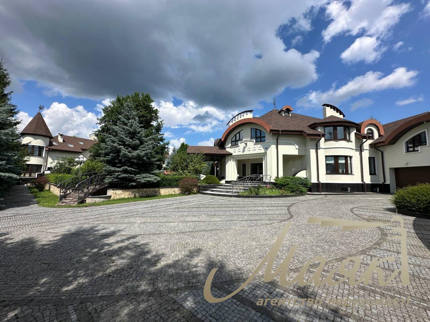 Оренда резиденції з двох будинків на 60 сотках землі в Хуторі Мриги, Голосіївський район, Київ.