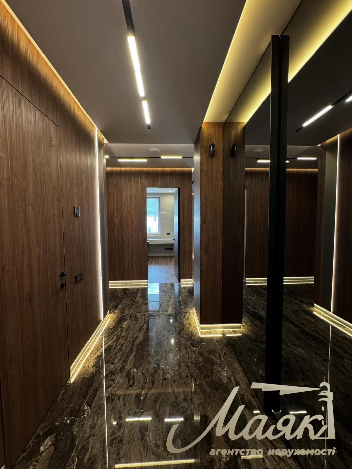 Rent 3 bedroom apartment in LCDDelmar, 90m, Pechersk