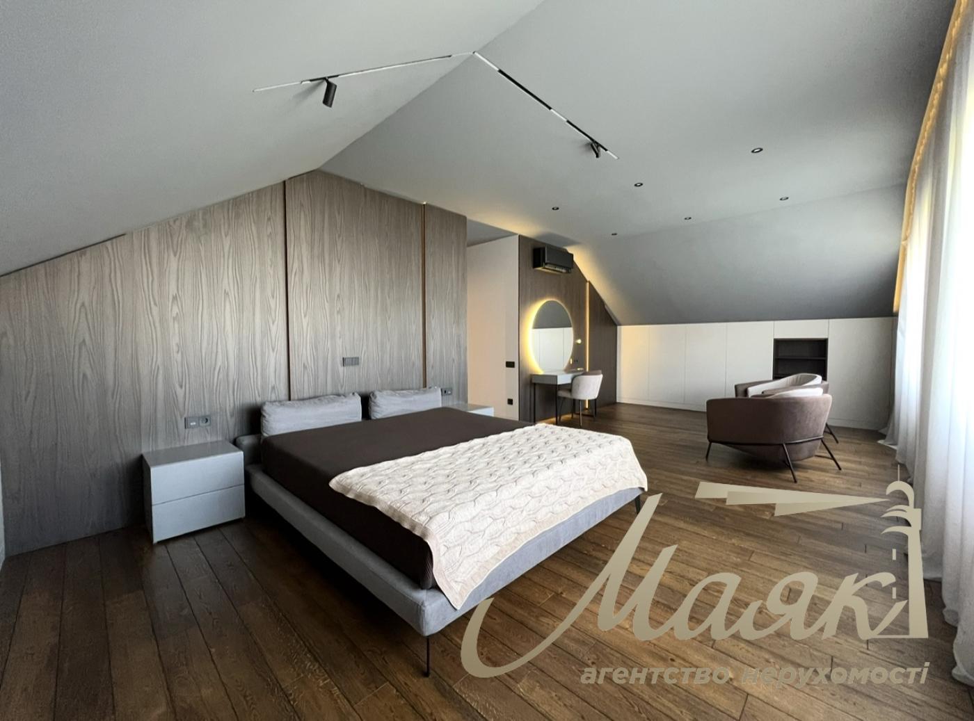 House for sale with designer renovation 356m2 in Ivankovichi