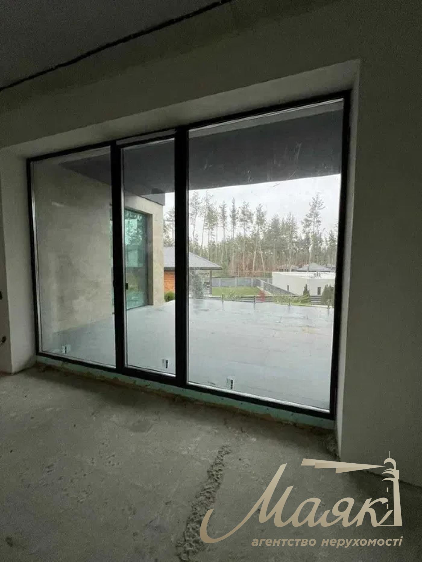 We offer for sale a modern and well-built house in the village. Khodosovka, just 10 minutes drive from Kiev