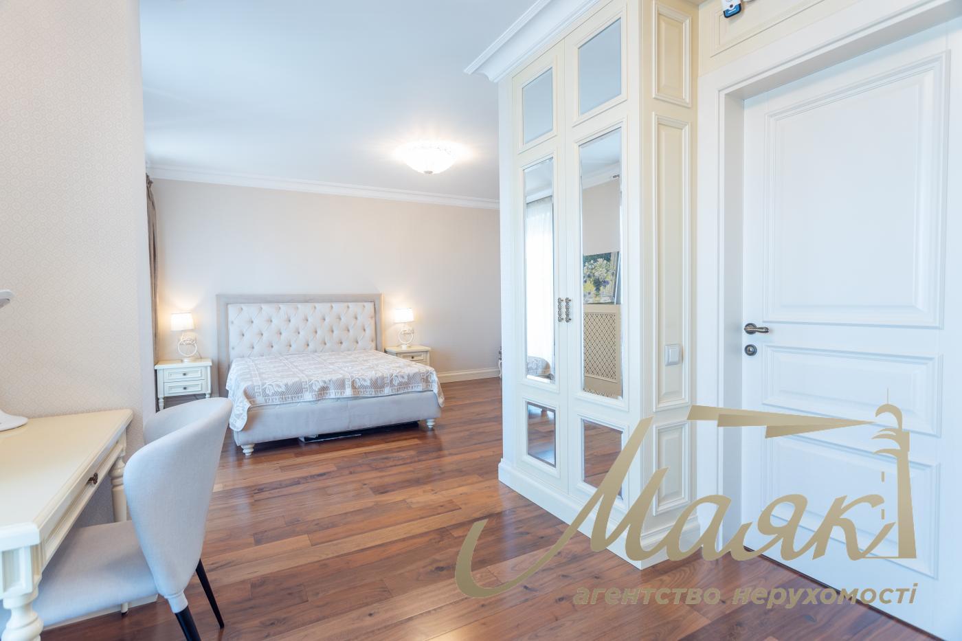 Sale 4k apartment with parking place in LCD Zverinetskyi, Pechersk, Kiev