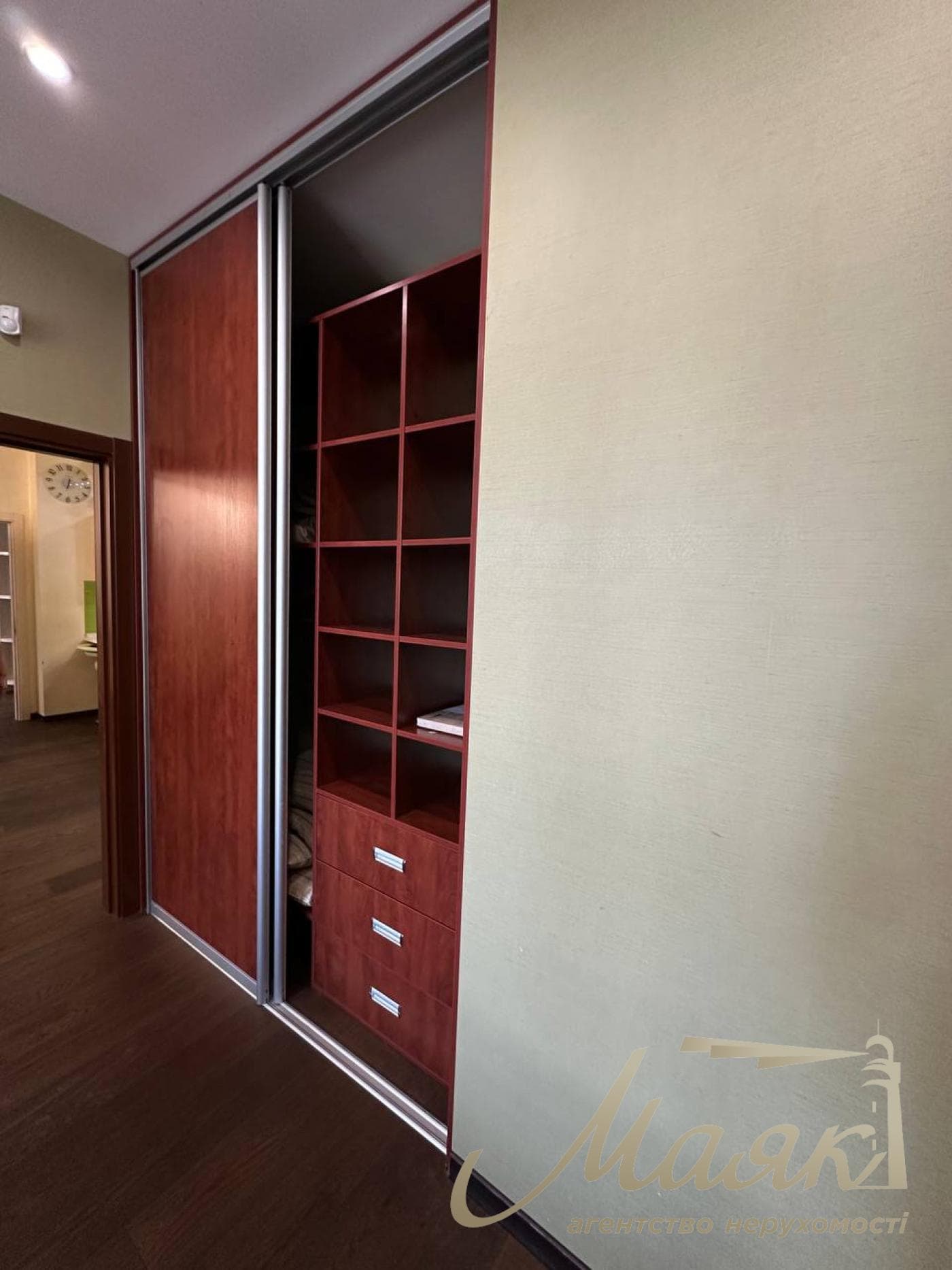 Rent a three-bedroom apartment in the Novopecherskie Lipki residential complex, Verkholyad