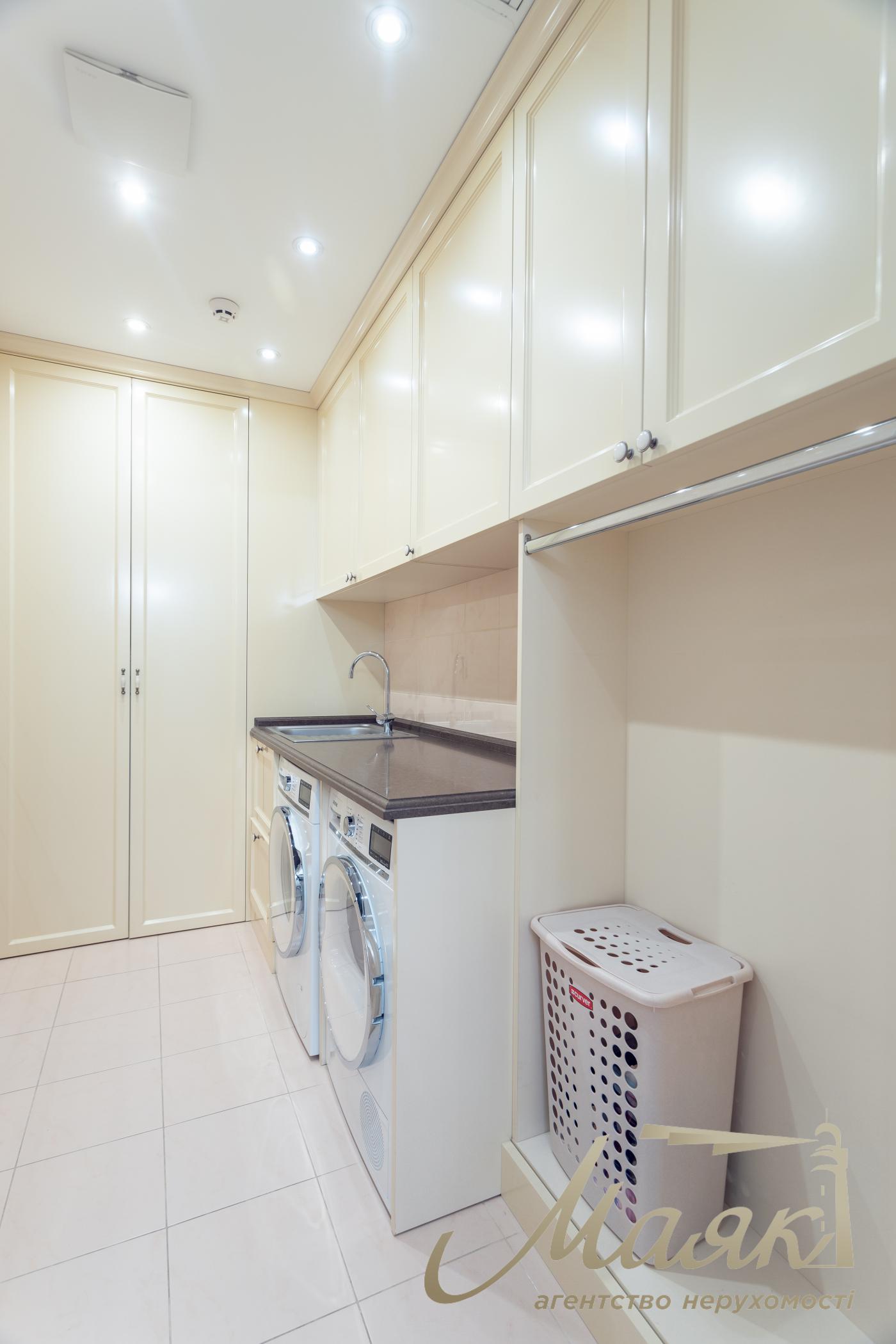 Sale 4k apartment with parking place in LCD Zverinetskyi, Pechersk, Kiev