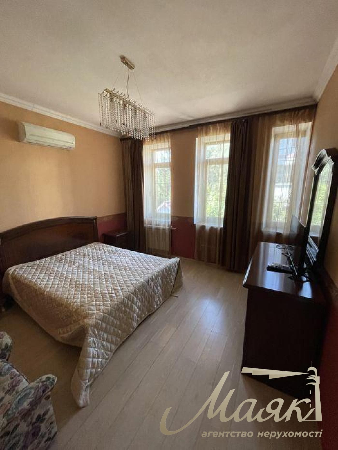 Оренда 3-поверхового будинку (250 м²) у Лесниках