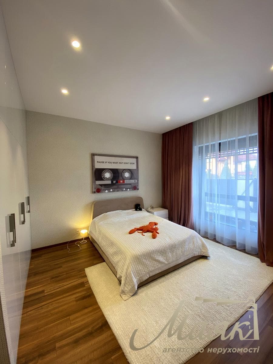 For sale 2-storey house 538m2 with swimming pool in a closed cottage town in Obolon.