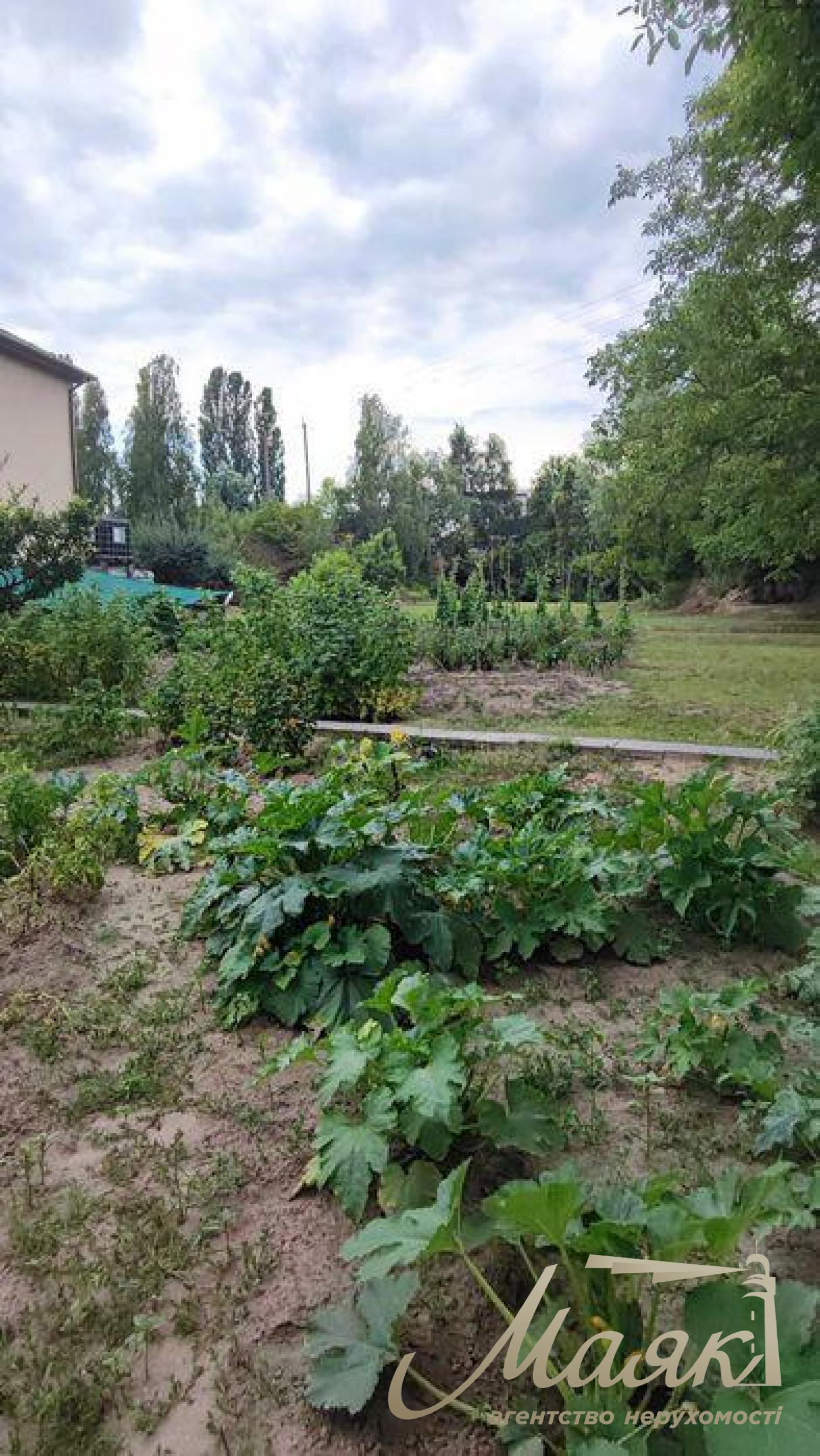 Продаж 3х-поверхового будинку, загальна площа 388 кв. м. Хотів, Києво-Святошинський район, Київська область.