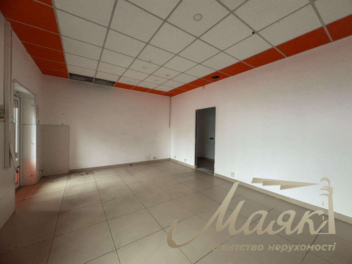 Rent a facade premise 81,7 m in Residential Complex "Seven" with renovation