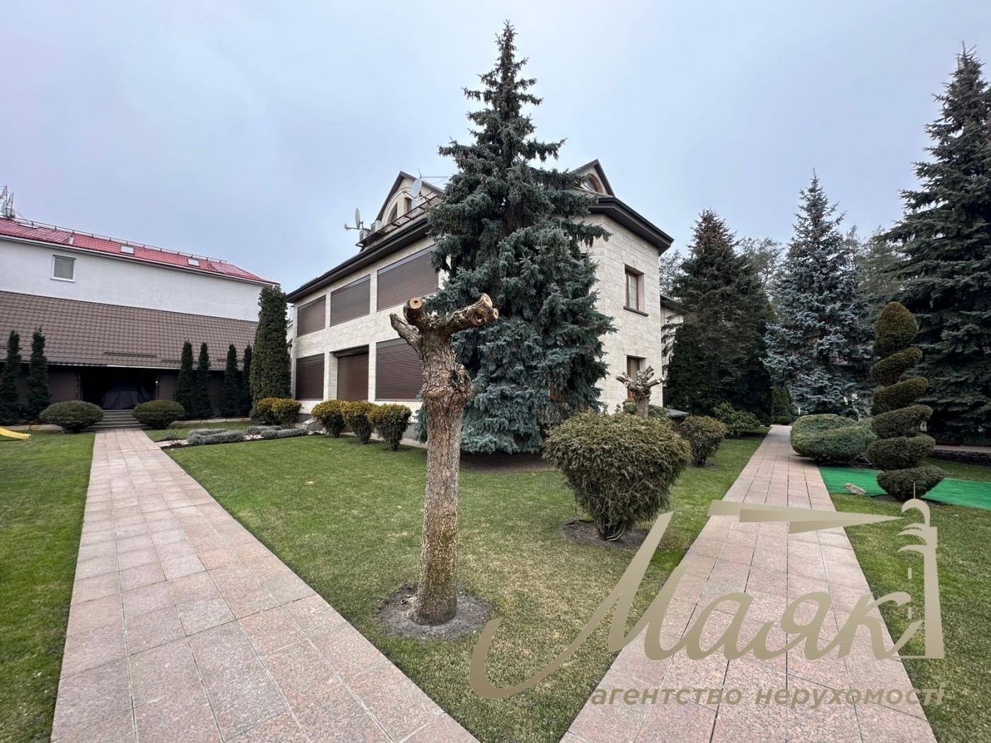 We offer for sale a luxurious house in Petropavlovska Borschagovka, Kiev, just 3 minutes from the city.