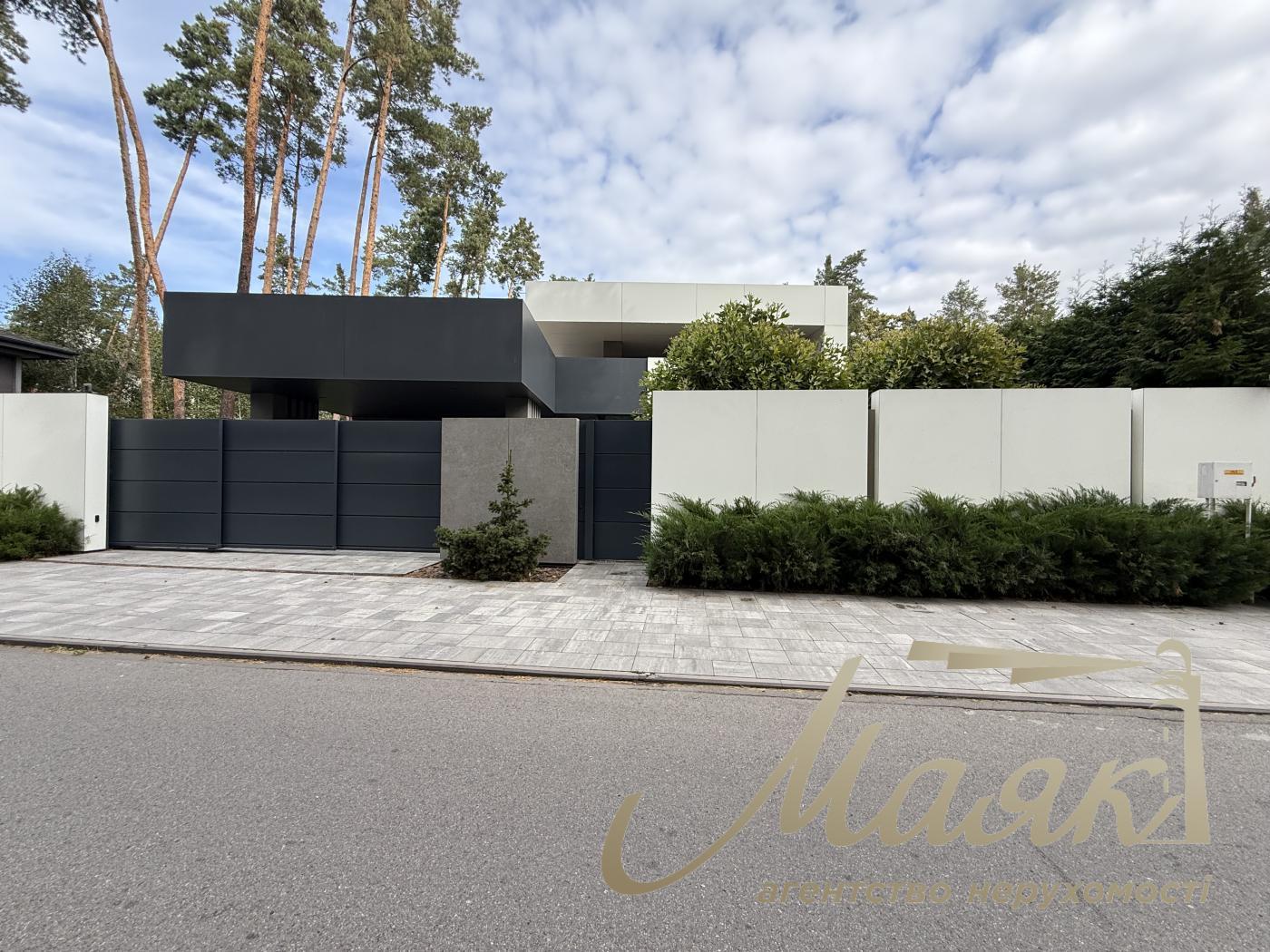 Продажа 1-этажного дома 305 м2, в Плютах