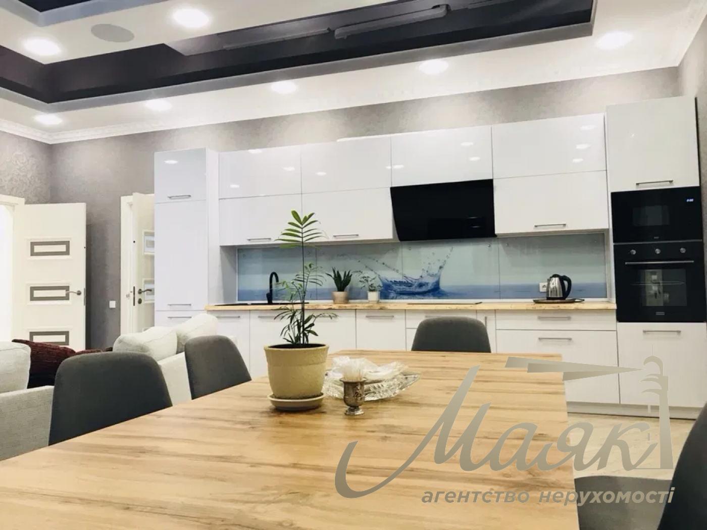 Оренда 2к квартири 95 м², вул. Пушкінська, Центер