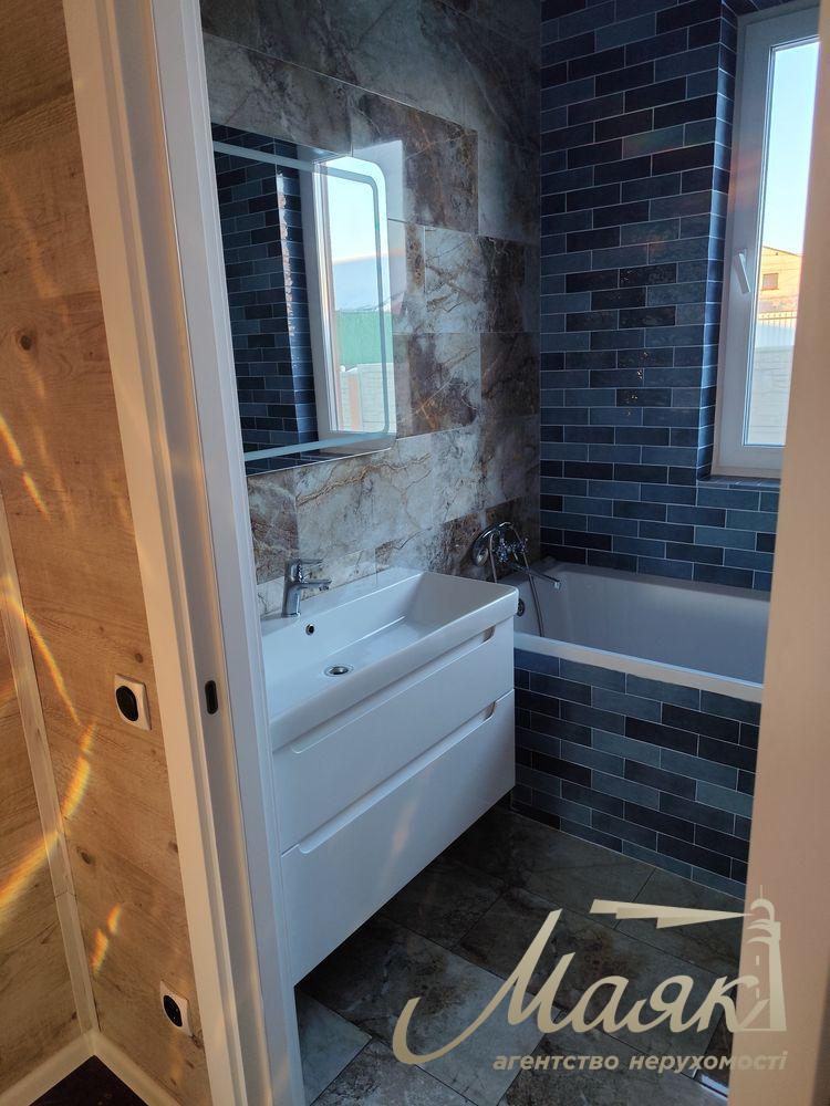 Продаж нового будинку загальною площею 275 м² на доглянутій ділянці 8,7 соток с. Гореничі