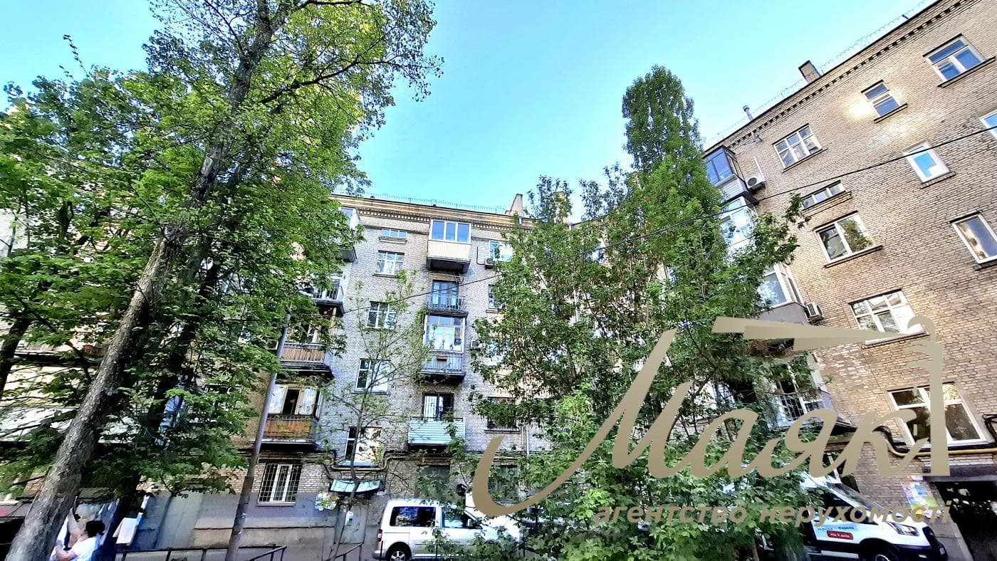Rent a renovated 3-bedroom apartment in Kyiv, Right Bank, Solomyanskyi District, 40 Lypkivskoho St., Vokzalna Metro Station