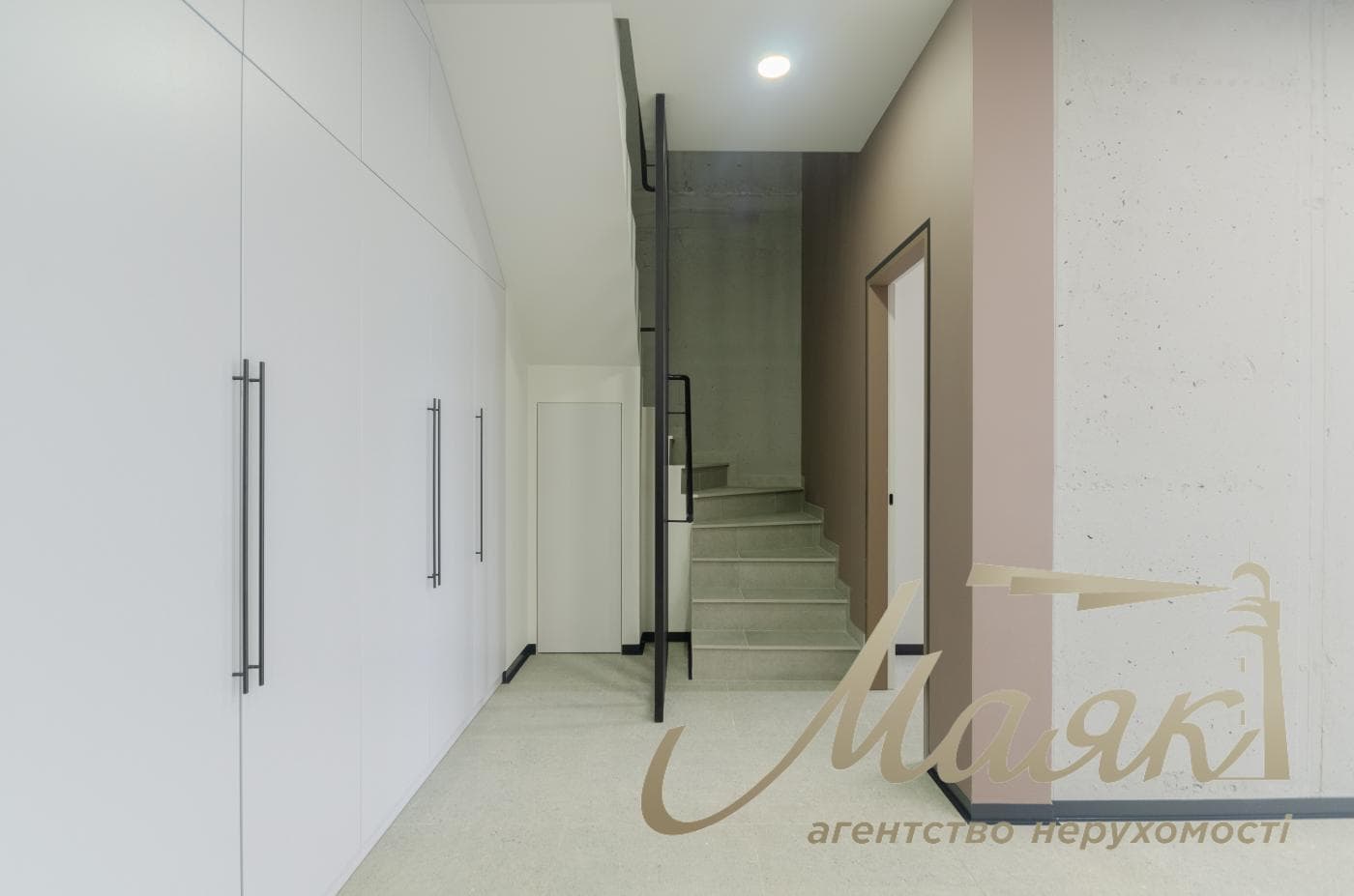 Office for rent 172m2 in Vladimirsky Residential Complex at 109 Antonovicha Street.