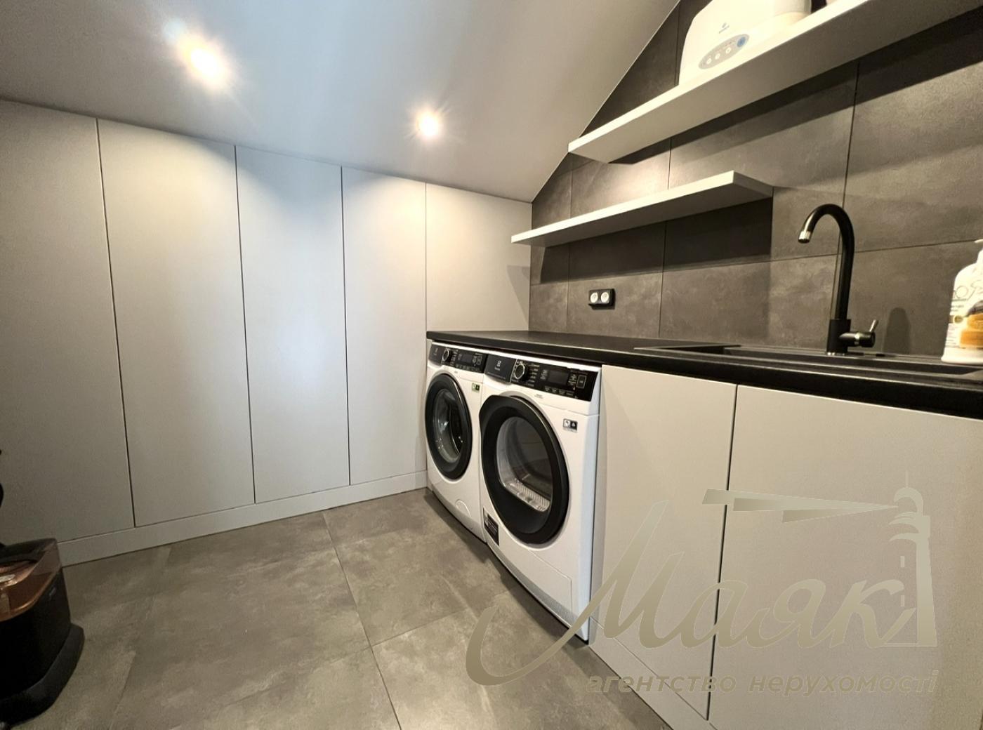 House for sale with designer renovation 356m2 in Ivankovichi