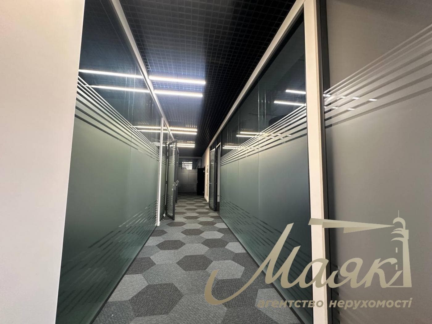 Оренда офісу площею 1 220 м² у бізнес-центрі на вул. Лаврській, Печерський район.
