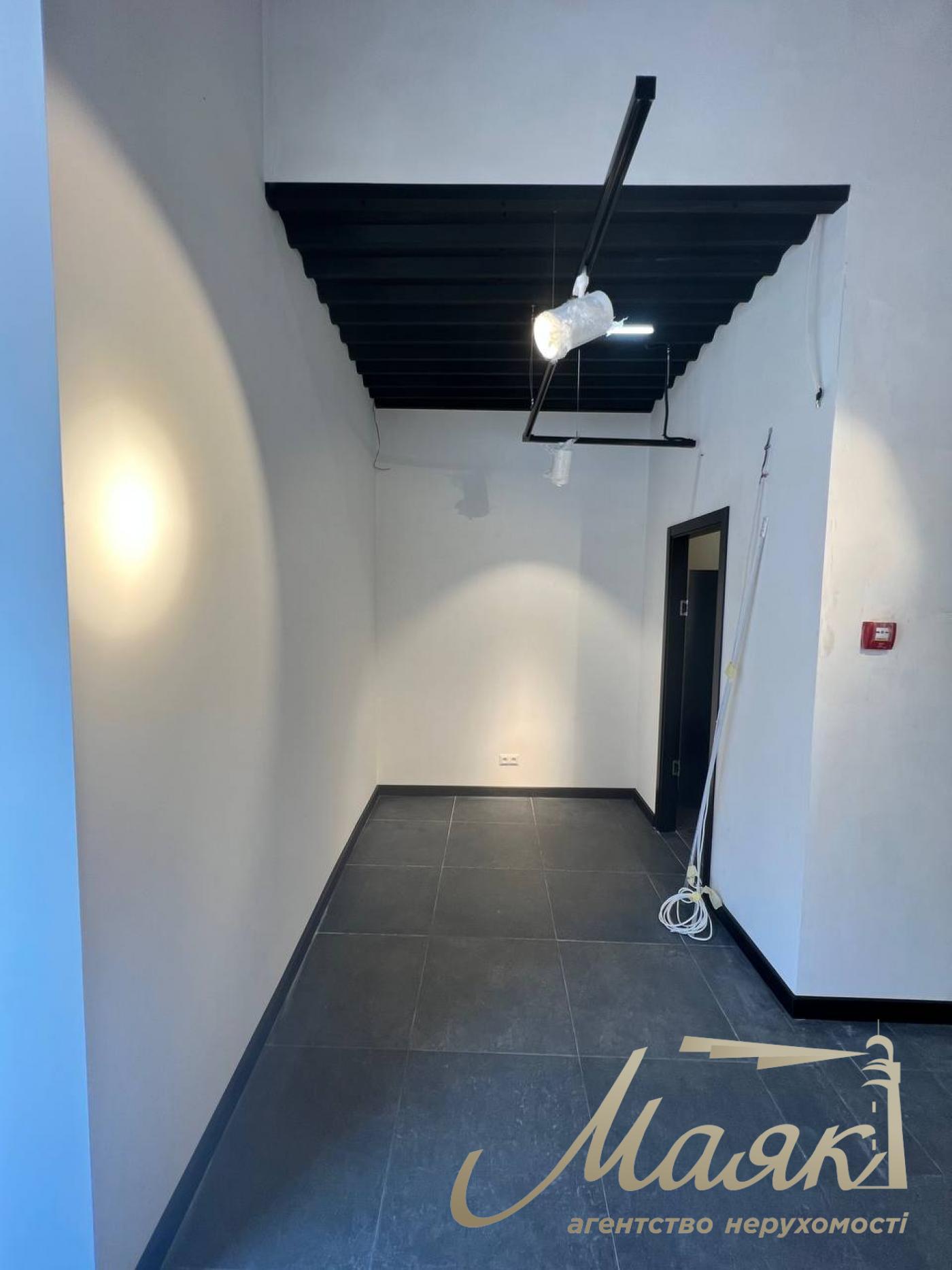 Продаж фасадного приміщення 43 м.кв. Печерський р-н, вул. Басейна