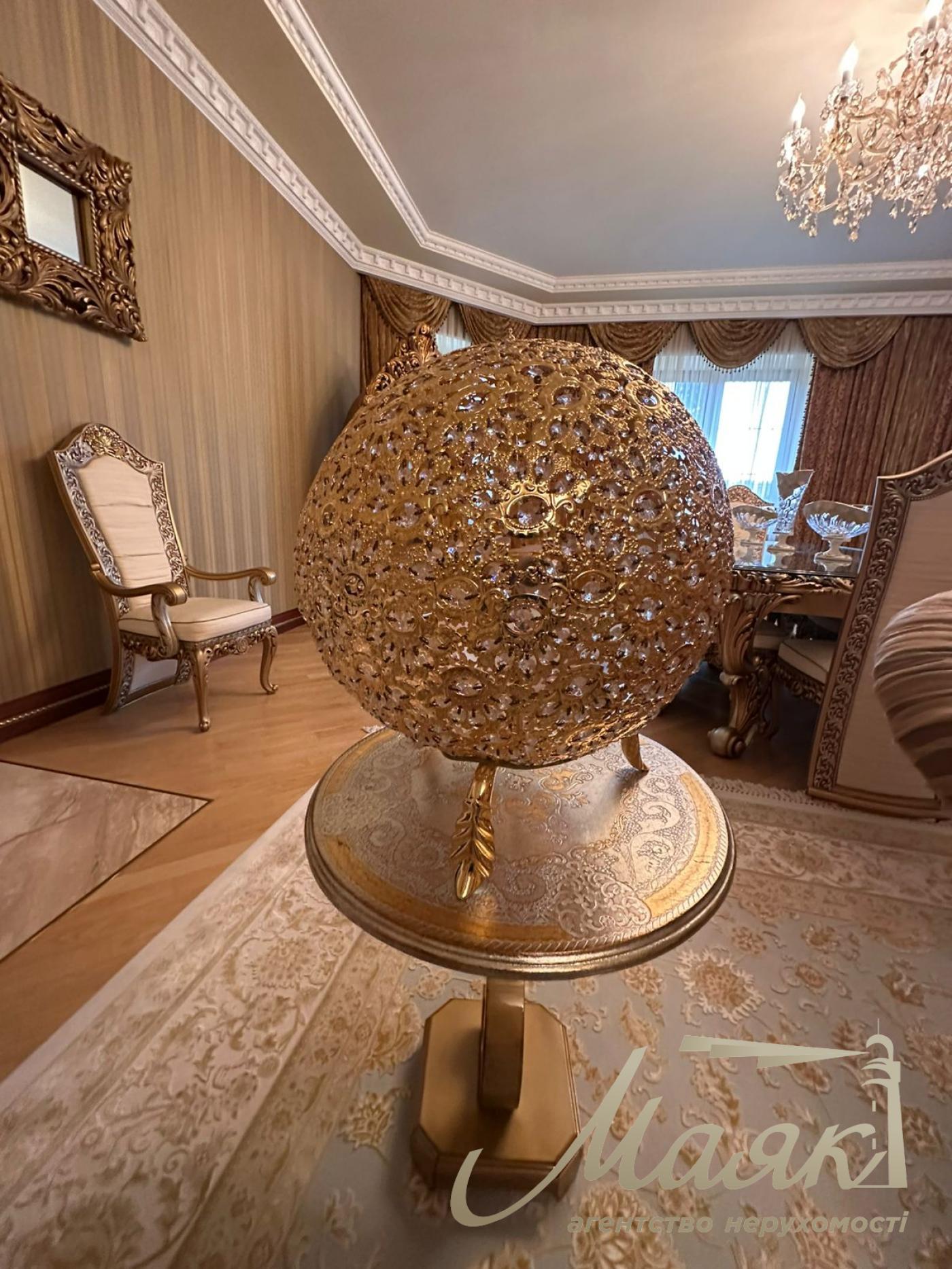 We offer for sale a luxurious house in Petropavlovska Borschagovka, Kiev, just 3 minutes from the city.