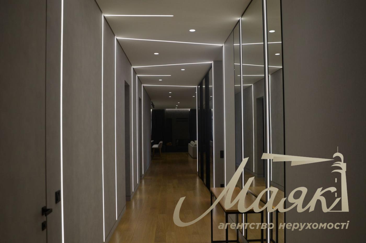 We offer for sale an elite one-storey house with exquisite designer repair, located in the cottage town KDT "Chernobylets" (Lake Mininka)