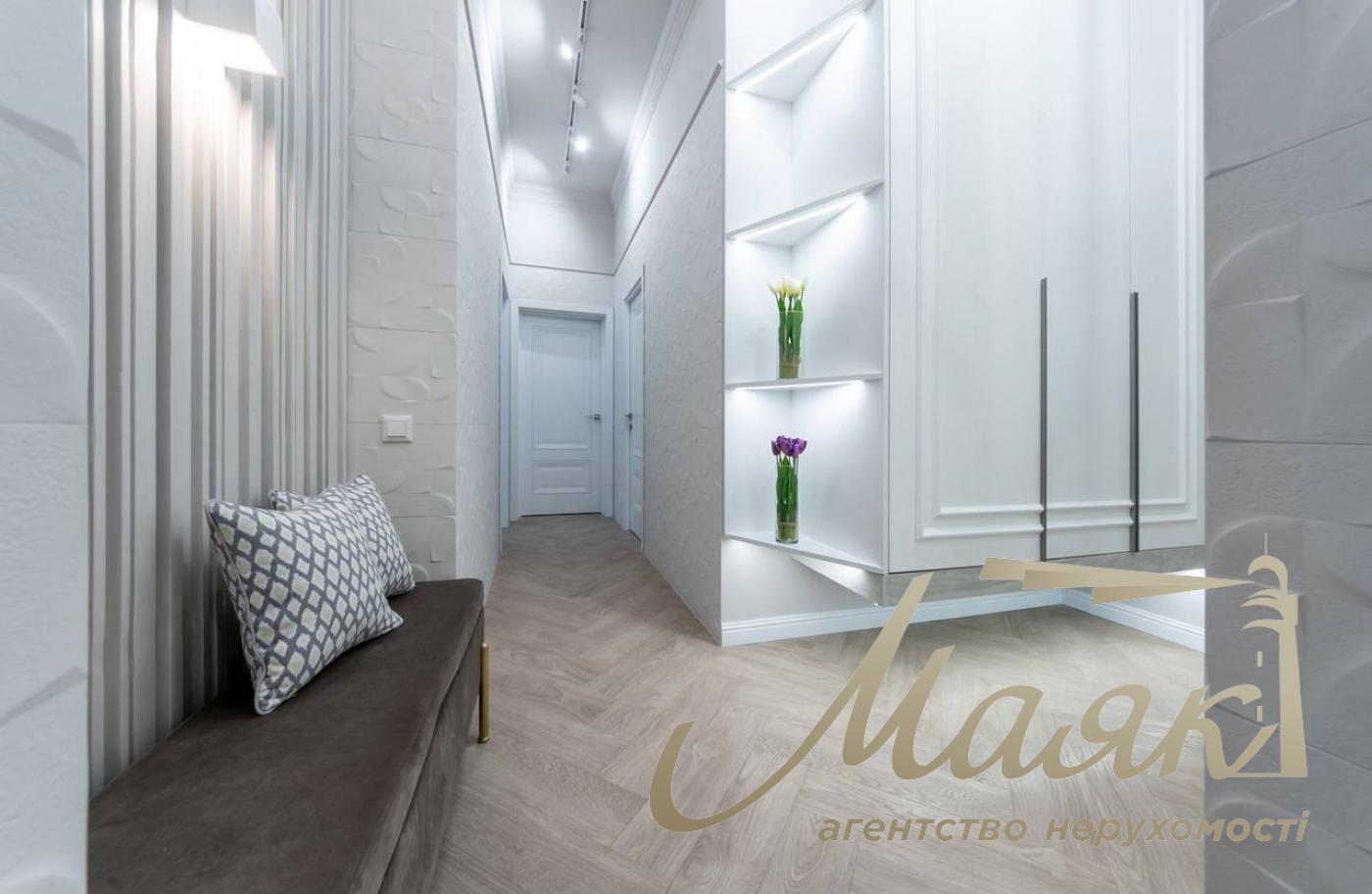 Rent a 4-room apartment on Khreshchatyk