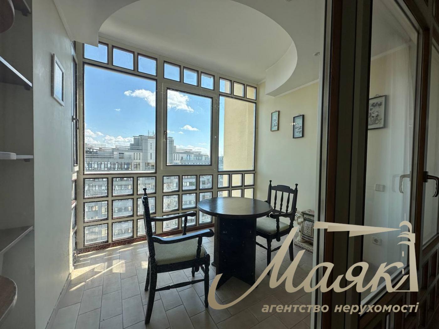 Оренда дворівневої квартири по вул.Верхогляда/Драгомирова 4, Печерський район.