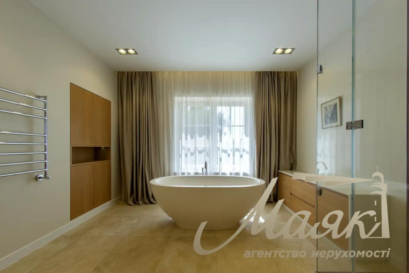 Оренда 3-поверхового будинку площею 570 м², Плюти