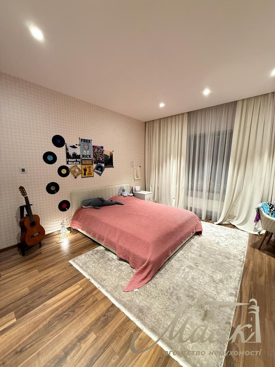 For sale 2-storey house 538m2 with swimming pool in a closed cottage town in Obolon.