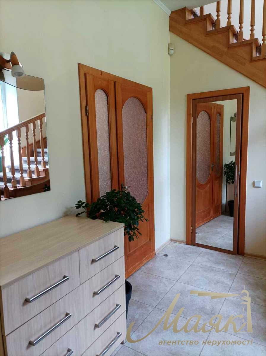 Оренда будинку площею 170 м² за адресою вул. Всеволода Петрива, 7, 5 хв пішки від станції метро «Нивки»
