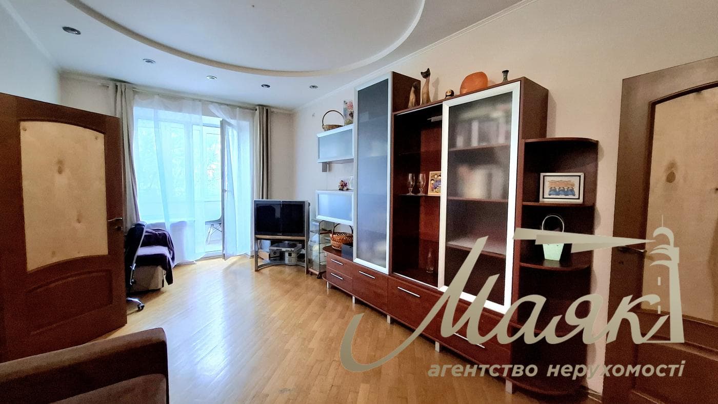 Rent a renovated 3-bedroom apartment in Kyiv, Right Bank, Solomyanskyi District, 40 Lypkivskoho St., Vokzalna Metro Station