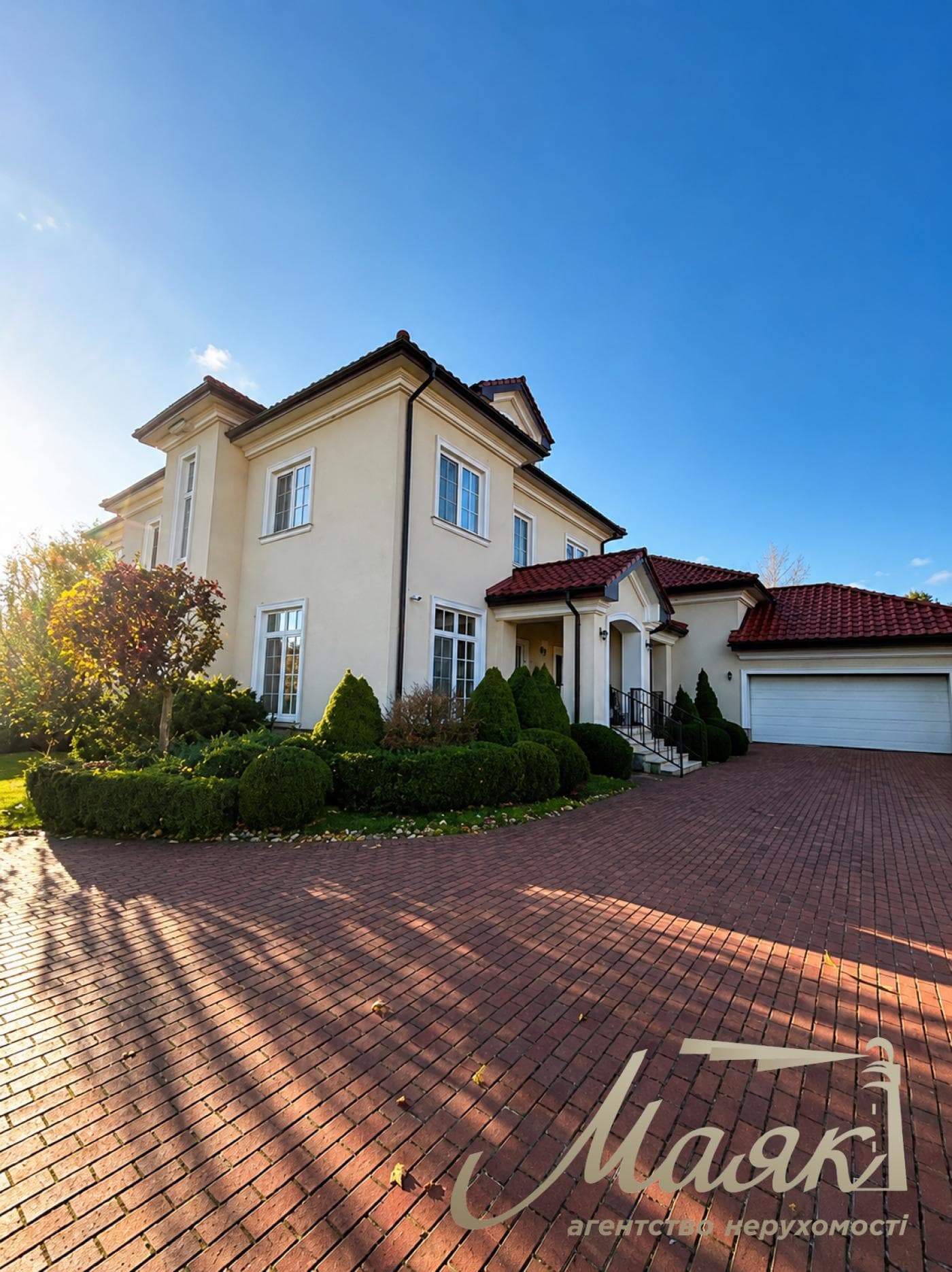 For sale: a 570-square-meter residence/house on the banks of the Kozinka River in the village of Plyuty, on a 26-sotok plot of land, Kyiv Oblast, Obukhiv district.