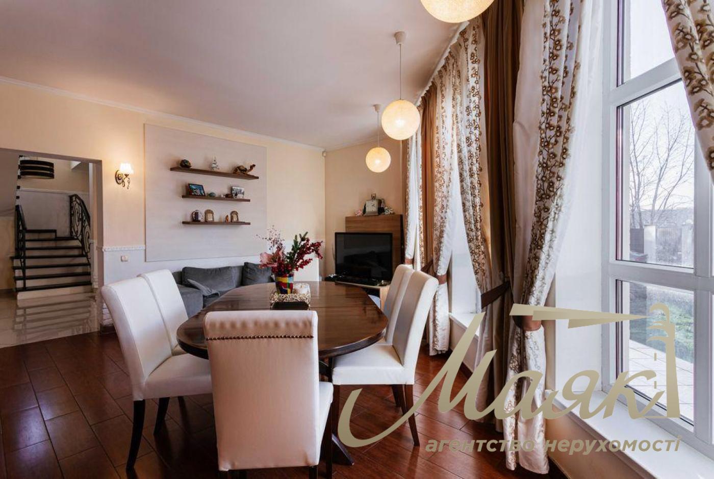 Продажа просторного дома 330м2 с бассейном, 12 соток, рядом озеро и лес в с. Романков.