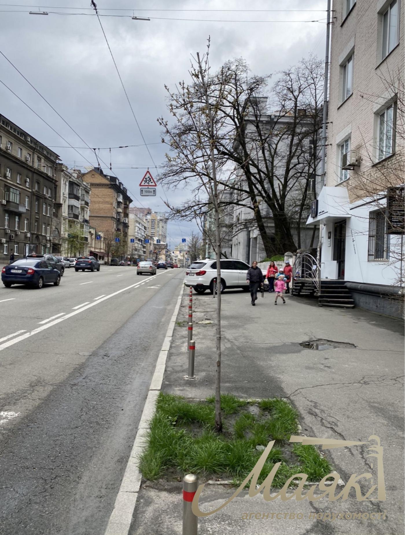 Sale of facade premises with tenant 72m2, Saksaganskogo st., Kyiv center