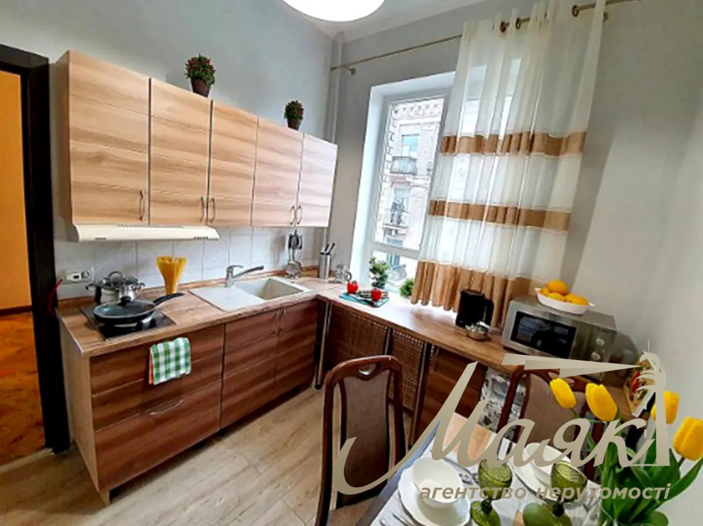 Rent 3-room apartment, Sofievskaya street1, Independence Maidan,