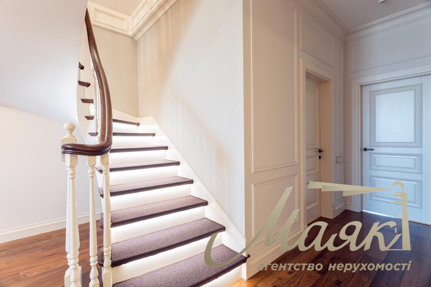 Sale 4k apartment with parking place in LCD Zverinetskyi, Pechersk, Kiev