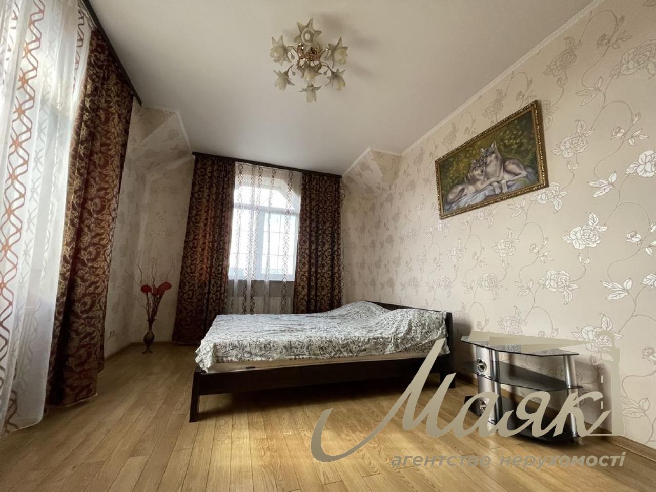 Продаж будинку 360 м2 у Жулянах з ділянкою 15 соток вул.,.Нова