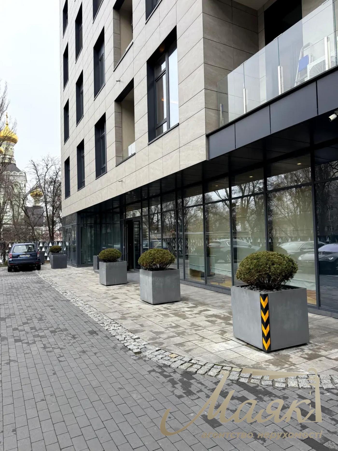 Продажа фасадного помещения 168 кв.м в ЖК А52 ул.Сечевых Стрельцов (Артема), 44-А