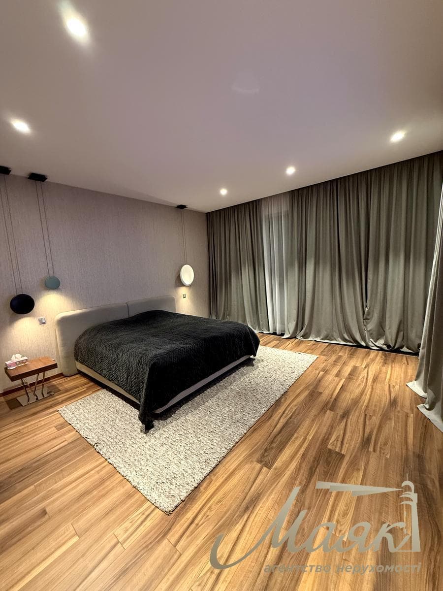 For sale 2-storey house 538m2 with swimming pool in a closed cottage town in Obolon.