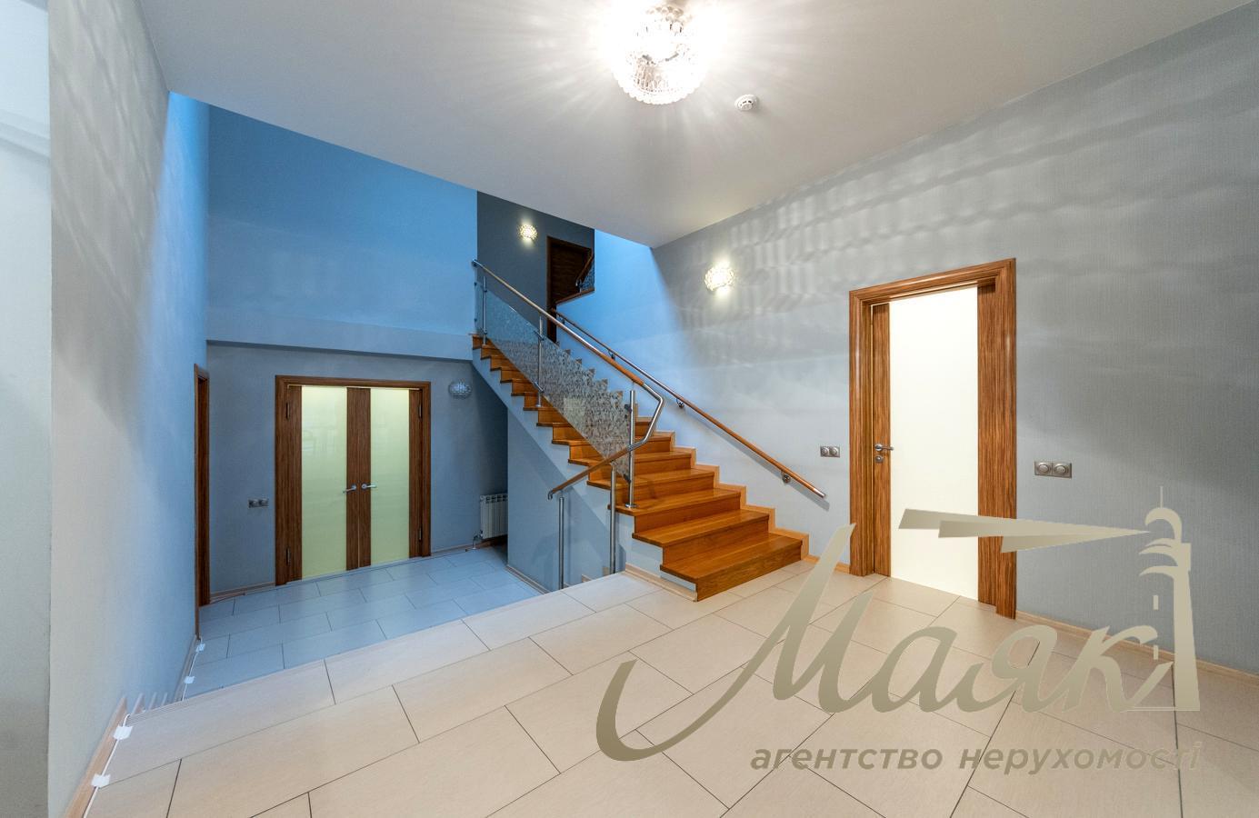 For sale house 400m2 in the village. Romankov, suburbs of Kiev, 18 acres, 8 km to Kiev, in Obukhiv district.