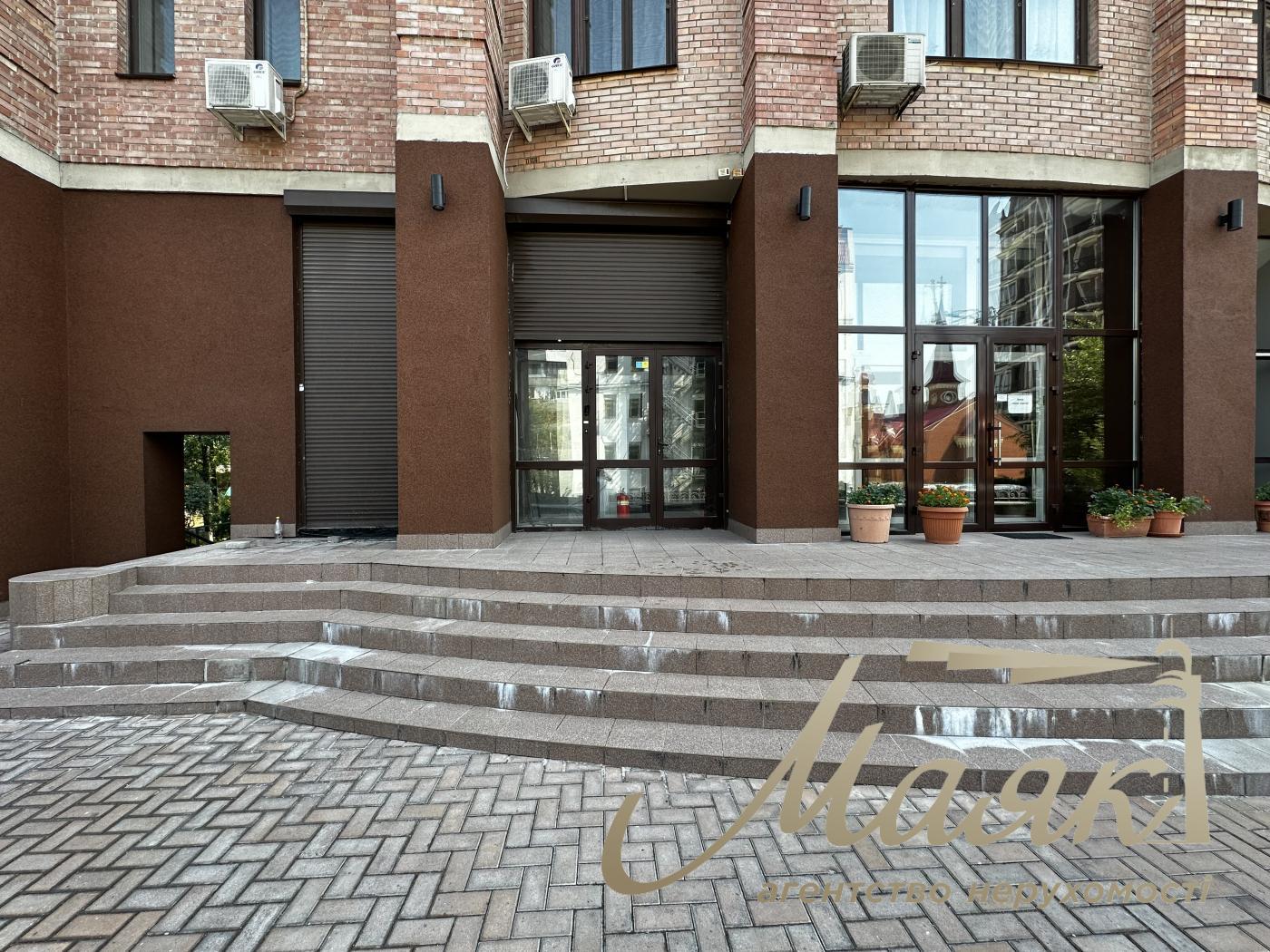 Продаж офісного приміщення в центрі вул. Тургенєвська, 28А-30А