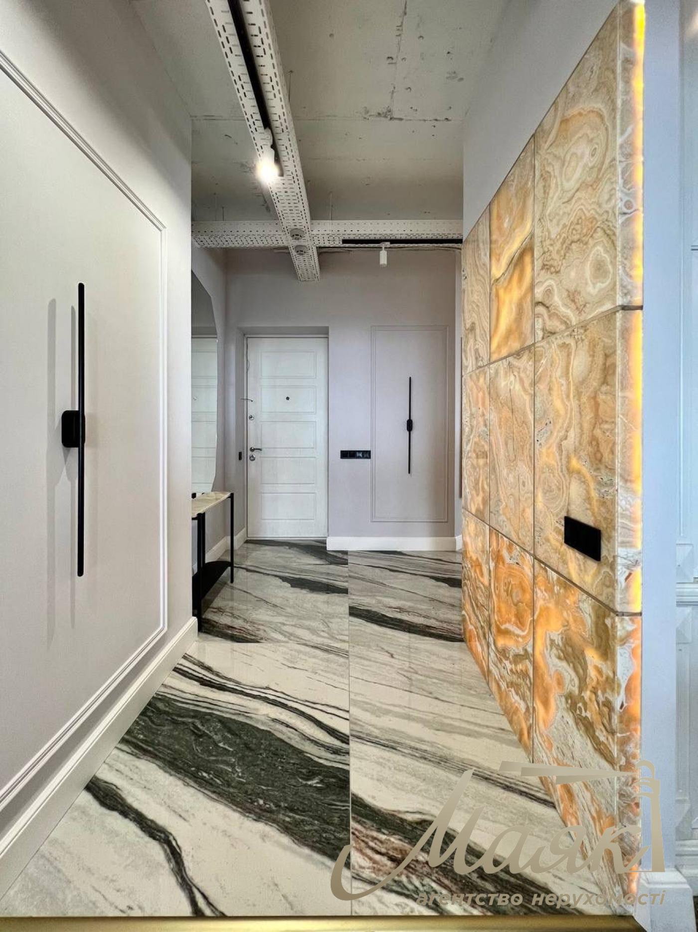 Sale of office with tenant Business Center Carnegie, Klovsky descent street