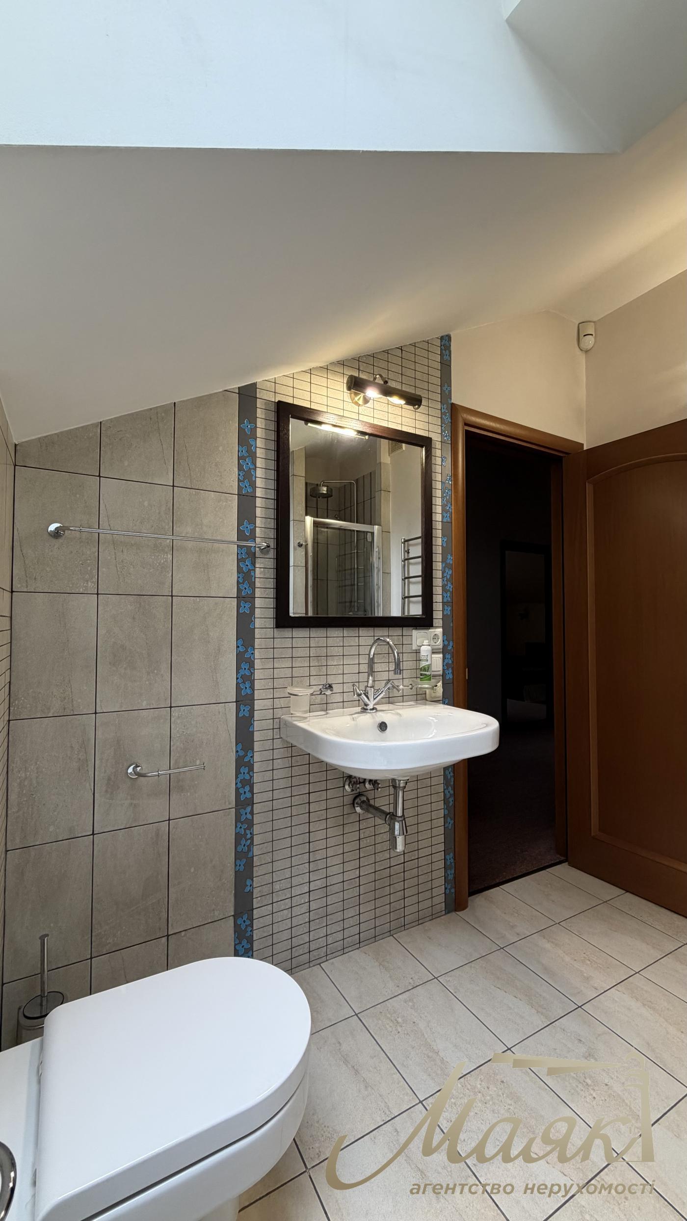 Оренда будинку К.Заспа, Козин, Плюти, оренда будинку в містечку, басейн, ліс, охорона