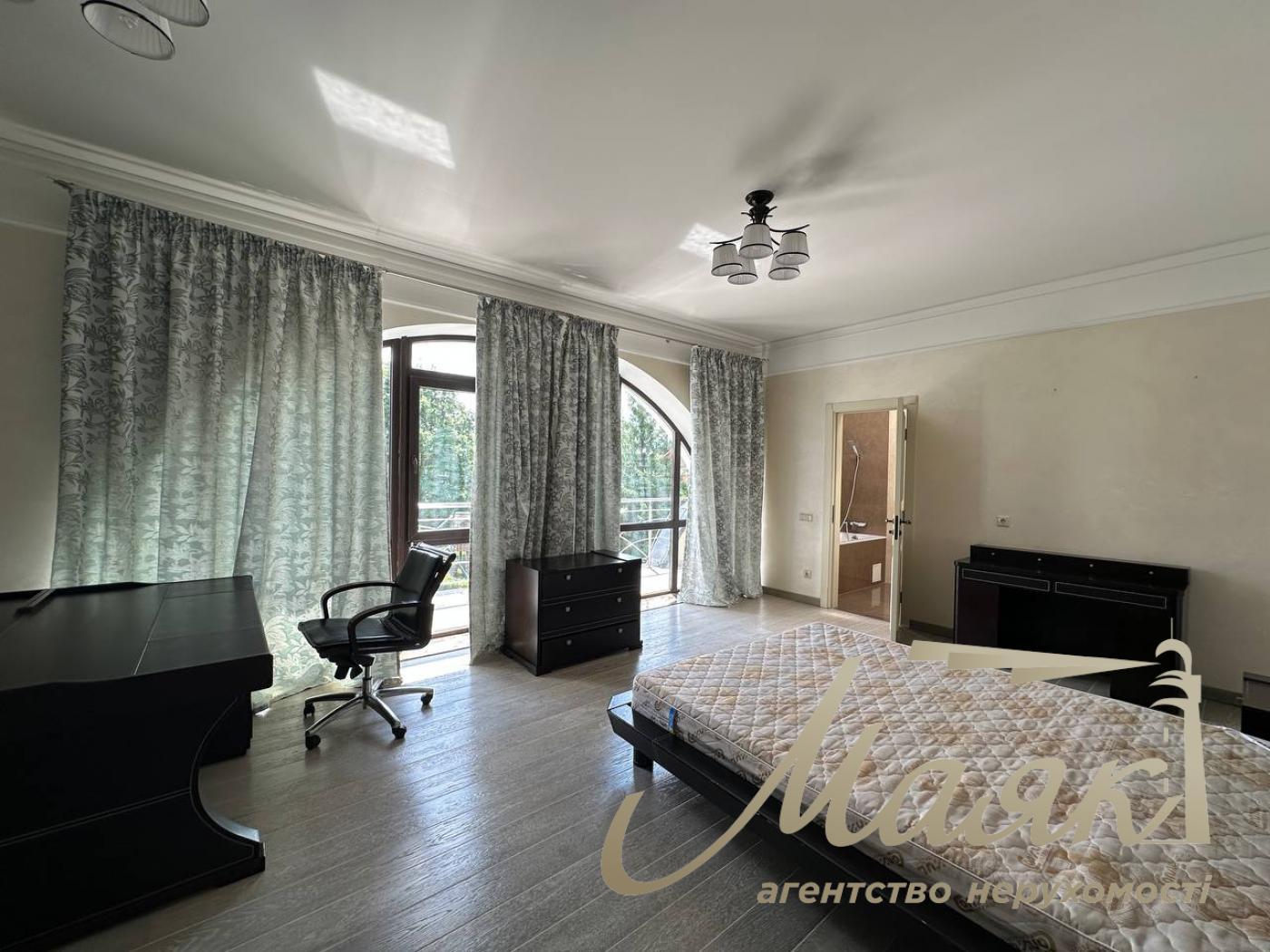 Оренда будинку 750м2 на 60 сотках землі на Хуторі Мриги, Голосіївський район.