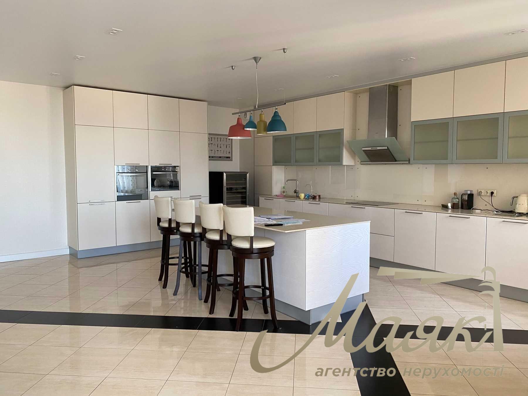 Sale three-level panoramic penthouse 327m2 in Obolonskyi Lipki, Ivasiuk Avenue, Obolon